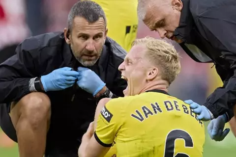 ضربة موجعة.. الإصابة تبعد فان دي بيك عن جيرونا